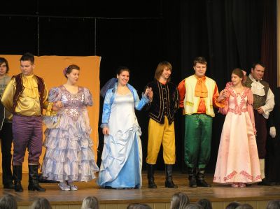 Daruvars tjeckiska teatergrupp tackar för applåderna. Man har just spelat Skönheten och Odjuret för den tjeckiska grundskolans elever.